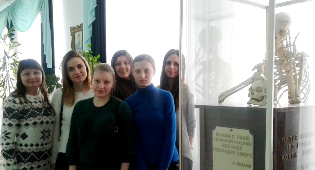 Викладач Олійник Г. М та майбутні соціальні працівники в музеї анатомії людини